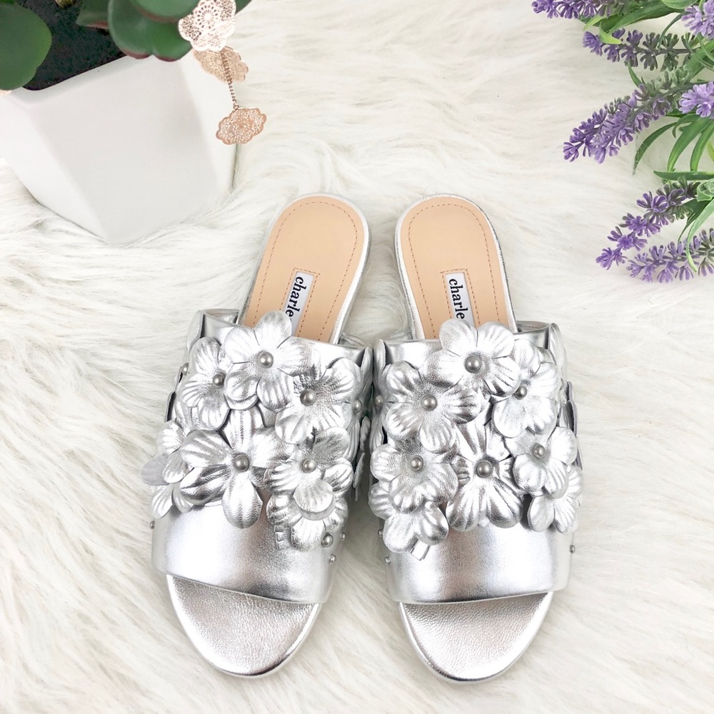 🌟NIB CHARLES Silver Sicilian Flower Sandals